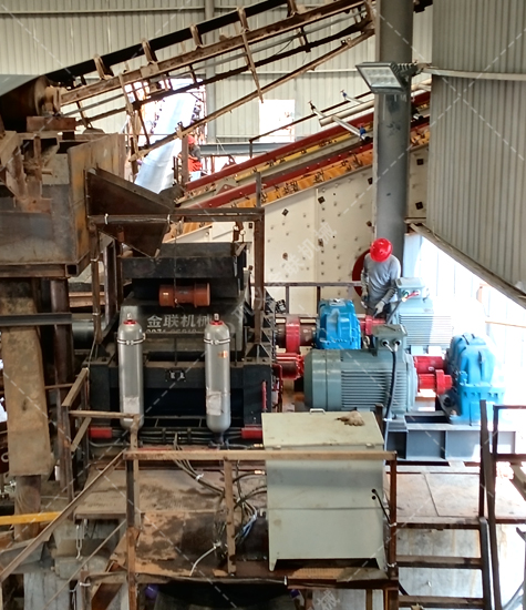 大型全自動(dòng)液壓對(duì)輥制砂機(jī)安裝現(xiàn)場