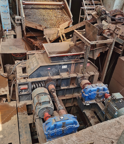 半自動(dòng)液壓對(duì)輥破碎機(jī)制砂生產(chǎn)線現(xiàn)場