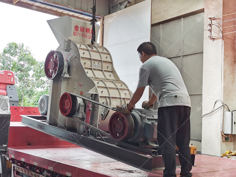 SCF800X800中型雙級(jí)粉碎機(jī)發(fā)貨圖片_發(fā)往云南楚雄_磚廠(chǎng)粉碎頁(yè)巖和土
